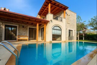 Bitez’in En Güzel Noktasında Özel Havuzlu 5+2 Site İçi Taş Villa