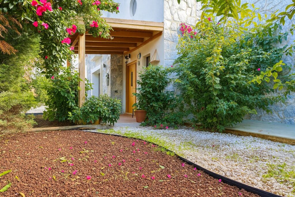 Bitez’in En Güzel Noktasında Özel Havuzlu 5+2 Site İçi Taş Villa - 3