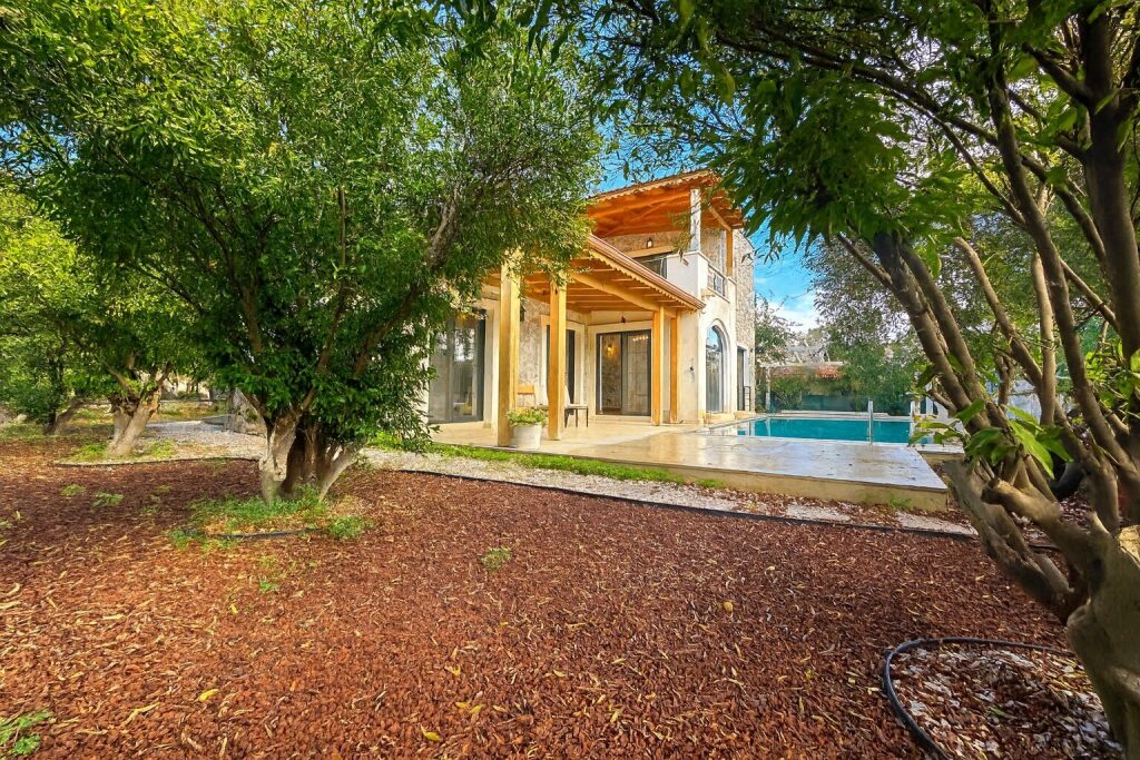 Bitez’in En Güzel Noktasında Özel Havuzlu 5+2 Site İçi Taş Villa - 2