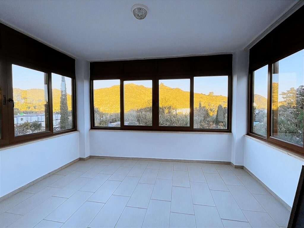 AKYARLAR'DA DENİZE ÇOK YAKIN KONUMDA 2+1 EŞYALI DAİRE - 2