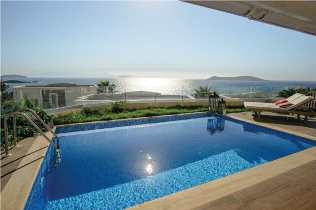 GÜMÜŞLÜK'TE KAPALI GARAJLI,MANZARALI EŞYALI YILLIK VİLLA