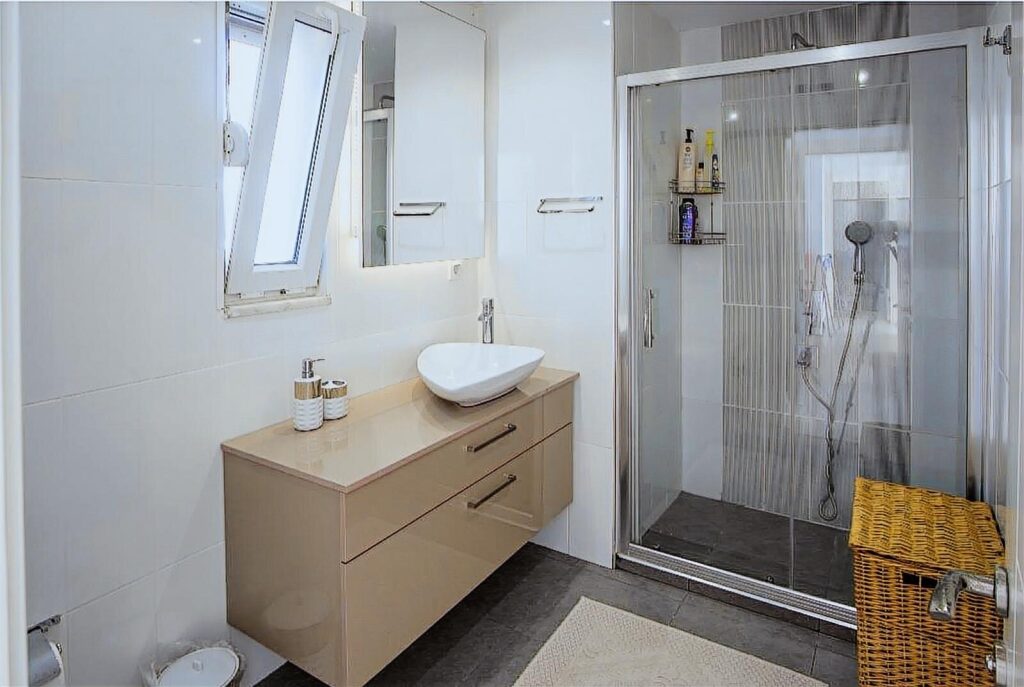 GÜMÜŞLÜK'TE KAPALI GARAJLI,MANZARALI EŞYALI YILLIK VİLLA - 11