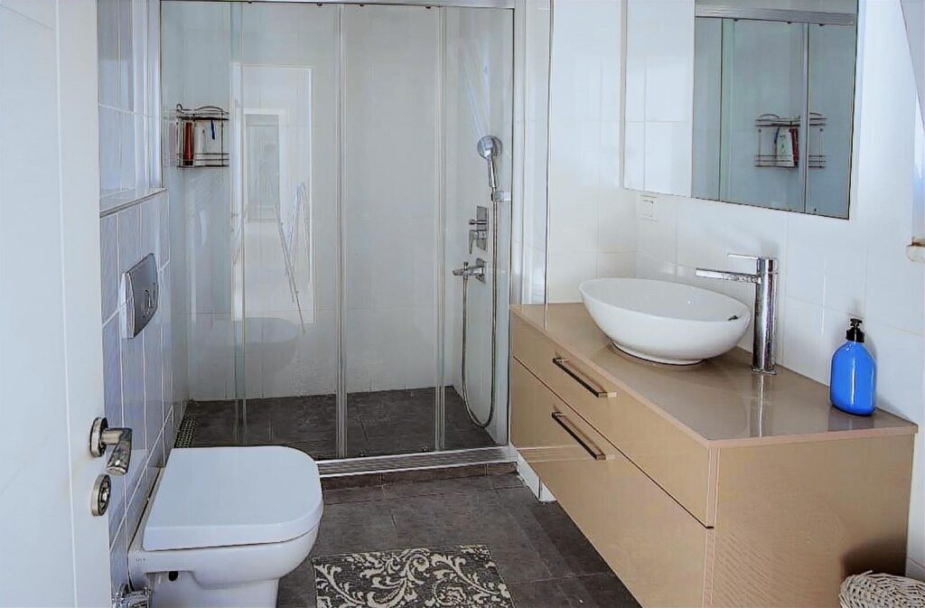 GÜMÜŞLÜK'TE KAPALI GARAJLI,MANZARALI EŞYALI YILLIK VİLLA - 15