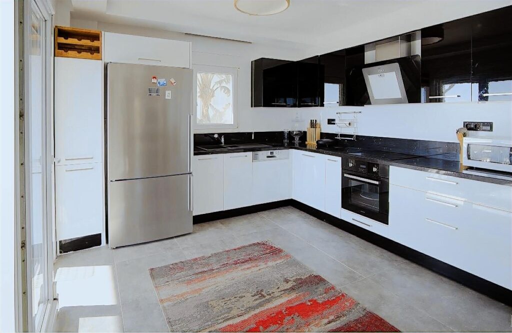 GÜMÜŞLÜK'TE KAPALI GARAJLI,MANZARALI EŞYALI YILLIK VİLLA - 9