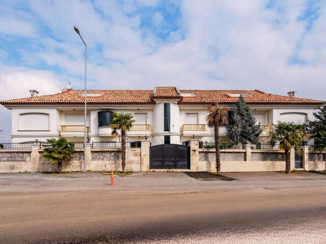 ÇAMLICA'NIN EŞŞİZ LOKASYONUNDA SATILIK 3 ADET VİLLA