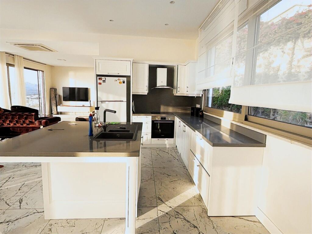 Muhteşem Manzaralı, Özel Havuzlu,Otoparklı,300m2 Villa - 8