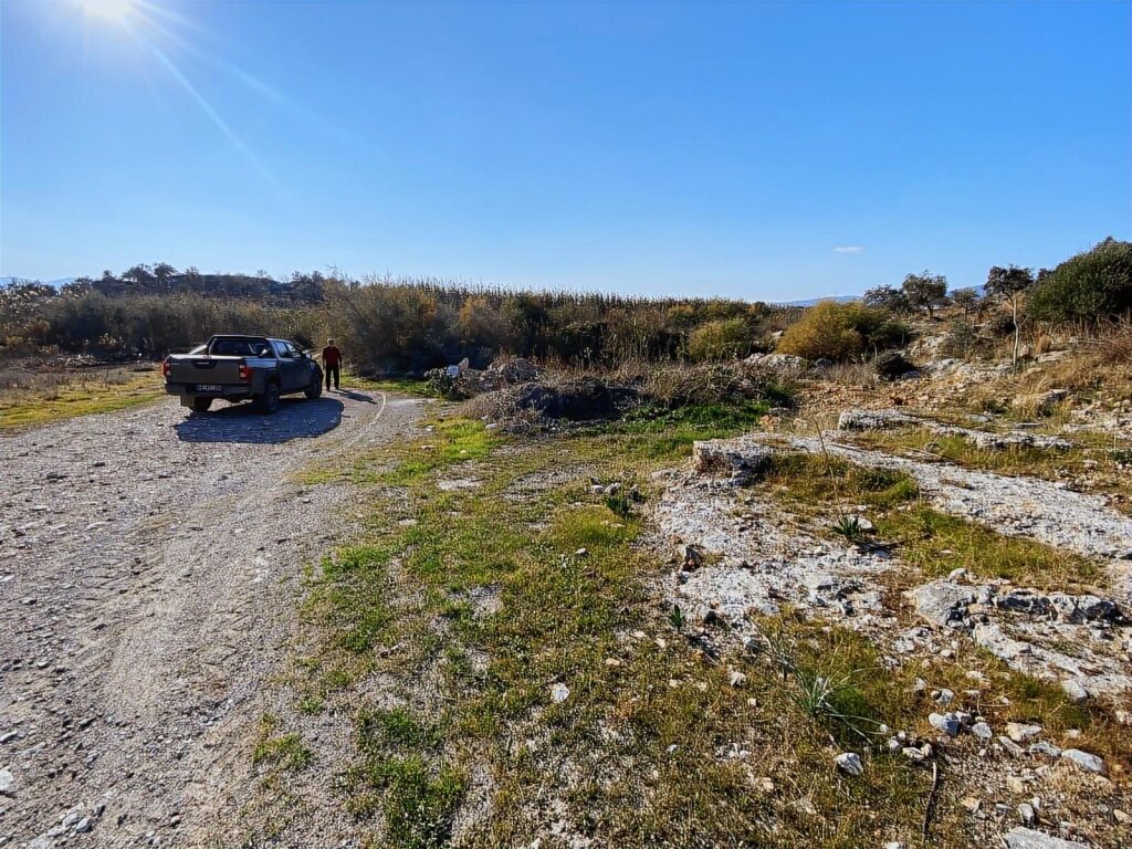 Milas Baharlı'da İçerisinde Su Kaynağı Olan TARLA - 3