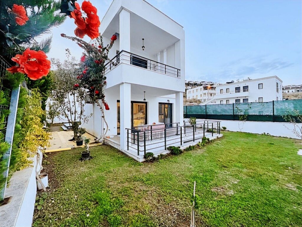 Akyarlar'da, 4+2,Masrafsız,Bahçeli,Yeni Tripleks Villa - 2
