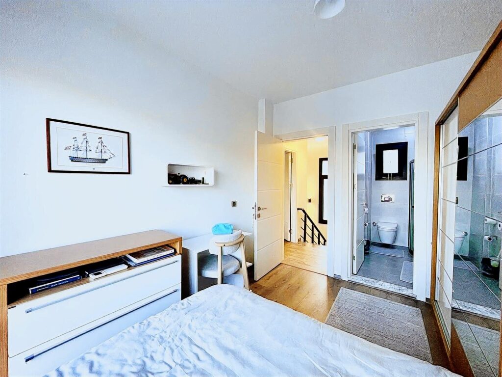 Akyarlar'da, 4+2,Masrafsız,Bahçeli,Yeni Tripleks Villa - 16